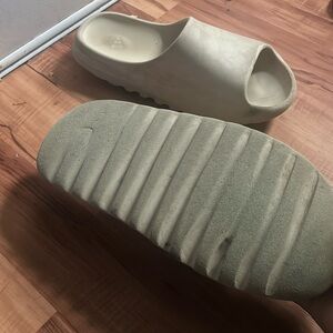Yeezy slide 20$